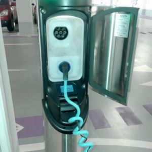 Lublin: Pierwsza bezpłatna stacja ładowania pojazdów elektrycznych w Tarasach Zamkowych 1 Stacja ladowania w Tarasach Zamkowych_w1