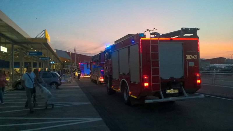 Ewakuacja Ikei. Klienci i pracownicy musieli natychmiast opuścić sklep 4 21104348 1597165973660860 1038100033 o