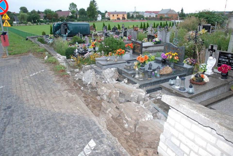 Gorzków. 44-latek wjechał na cmentarz, zniszczył 7 nagrobków 1 wypadek gorzków wjechał w cmentarz 3