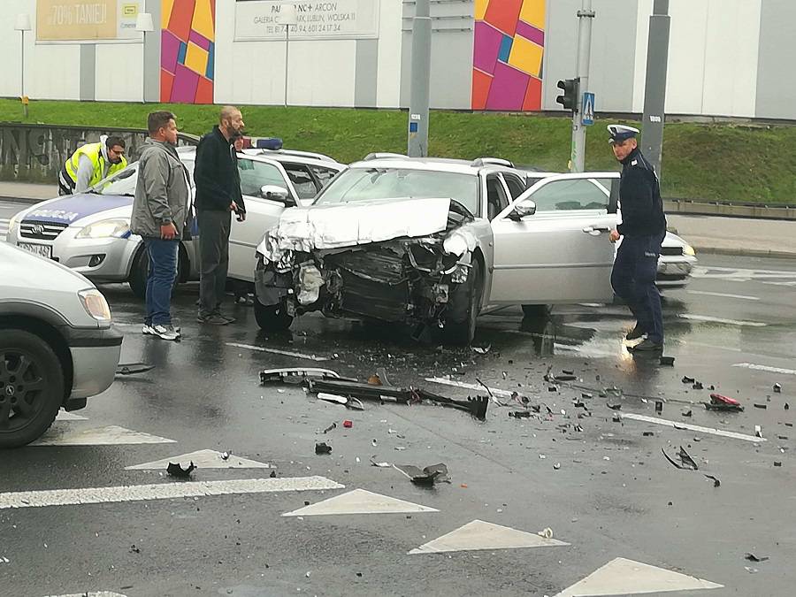 Wymusiła pierwszeństwo. Wypadek na Drodze Męczenników Majdanka (zdjęcia) 2 21981825 1480078152075734 1572180193 o