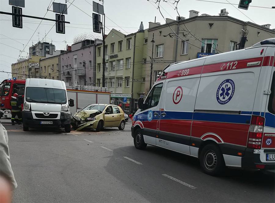 Wypadek na skrzyżowaniu ul. Narutowicza z Piłsudskiego. Policja kieruje ruchem 1 wypadek lipowa piłsudskiego narutowicza