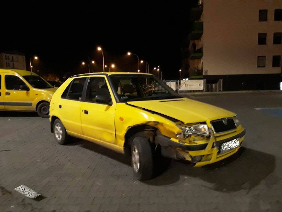 Wjeżdżając na parking pomyliła pedały. Uderzyła w zaparkowane auta i potrąciła kobietę 1 22563556 1471892352932259 1764521750 o