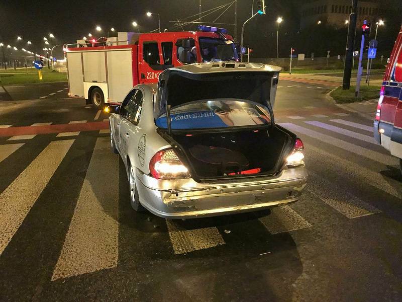 Lublin: Pijany strażnik miejski sprawcą kolizji. Wjechał w taksówkę 1 25485365 1966731766733402 2042863723 o