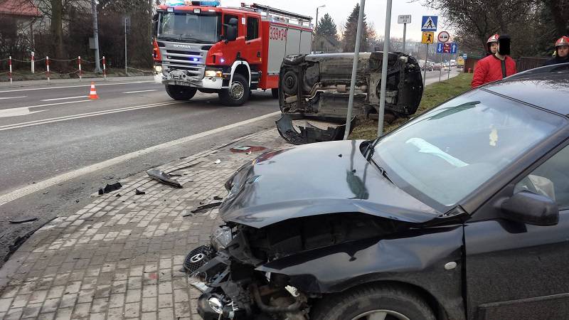 Wypadek w Strzeszkowicach. Zderzenie dwóch aut. Jedno na boku 3 26060127 879922102184150 710713503362921192 o