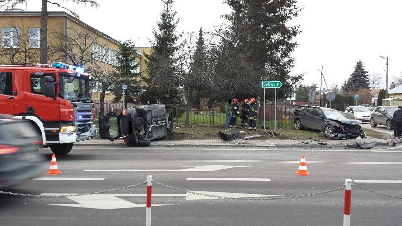 Wypadek w Strzeszkowicach. Zderzenie dwóch aut. Jedno na boku 2 26171680 879921808850846 2133950496787948908 o