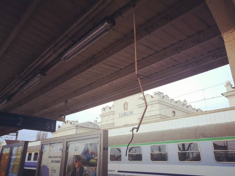 Alarm24: Zwisający przewód elektryczny na peronie dworca kolejowego 1 IMG 20171228 100212 124