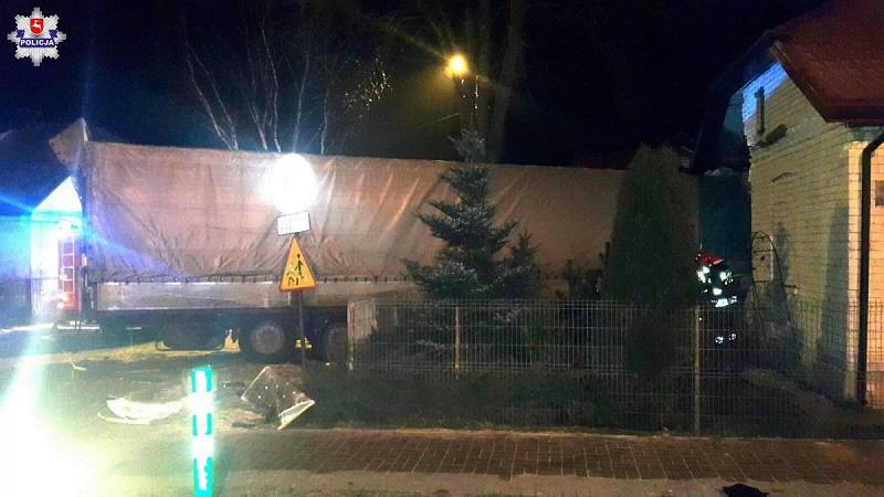 Rozpędzona ciężarówka wjechała w dom. Zatrzymała się metr od śpiących dzieci 1 68 120848