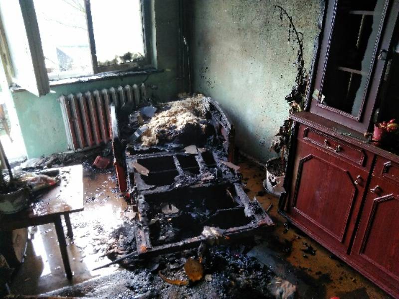 Pożar mieszkania w Poniatowej. W środku ciało mężczyzny (ZDJĘCIA) 1 pożar poniatowa