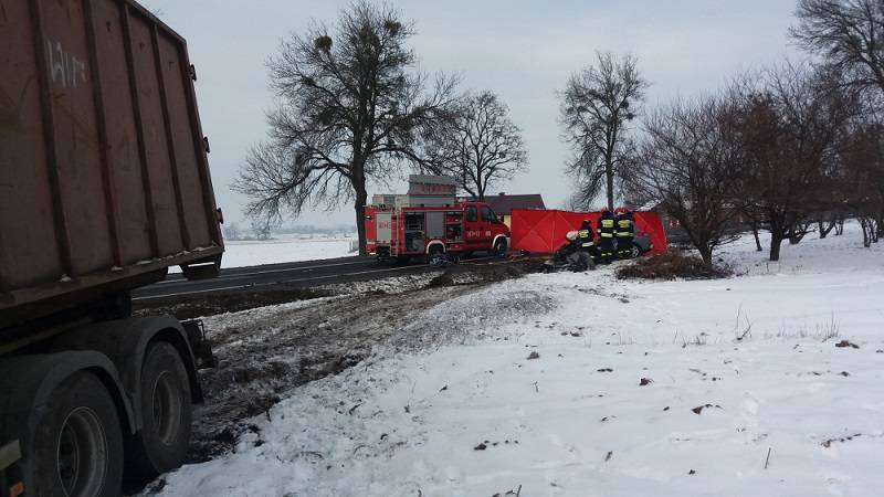 Śmiertelny wypadek na drodze Krasnystaw - Zamość. Nie żyje kierowca renault 1 20180216 093400