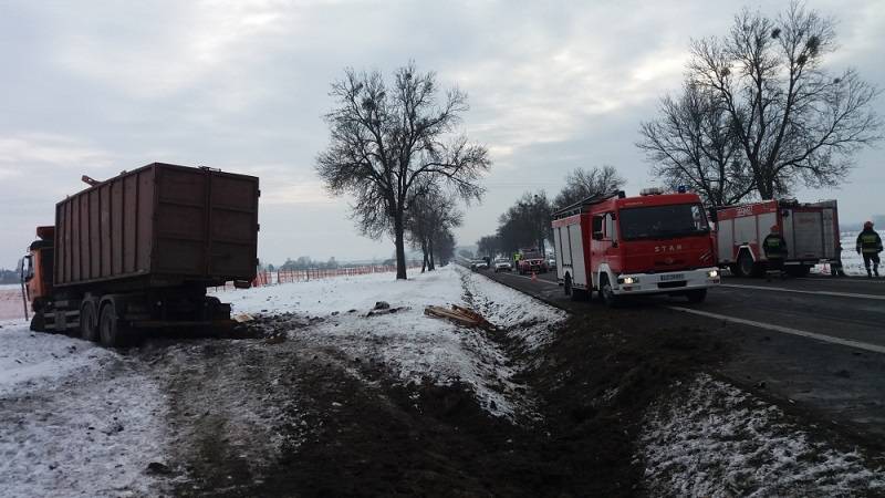Śmiertelny wypadek na drodze Krasnystaw - Zamość. Nie żyje kierowca renault 2 20180216 095239