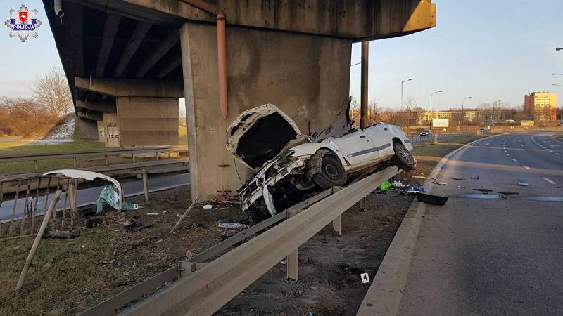 Śmiertelny wypadek na al. Tysiąclecia. Renault uderzył w filar wiaduktu 4 68 121978