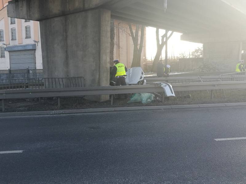 Śmiertelny wypadek na al. Tysiąclecia. Renault uderzył w filar wiaduktu 1 IMG 20180219 153139