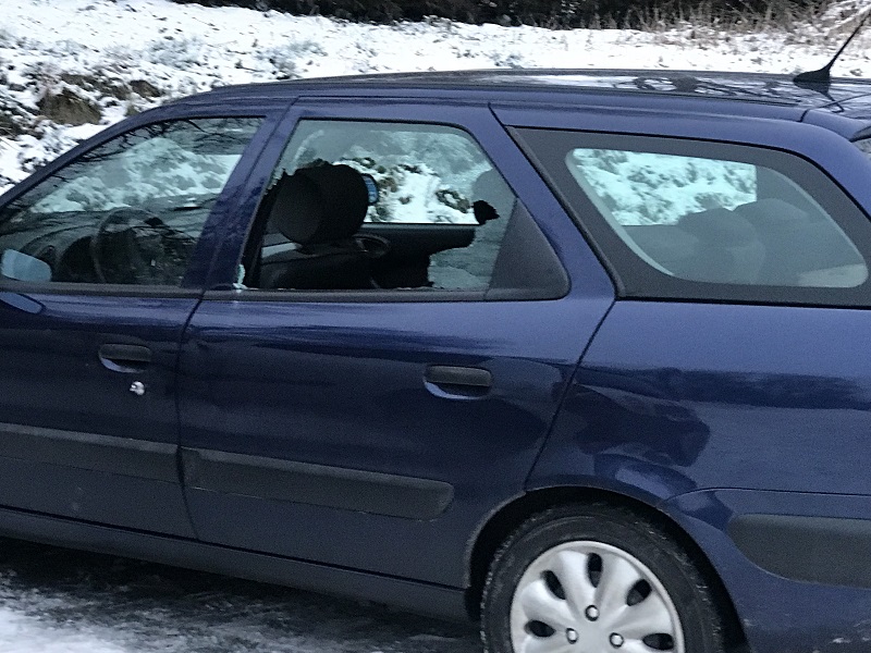 Włamali się do auta. Ukradli biżuterię, dokumenty i pieniądze. Nagroda za wskazanie sprawców 2 image1