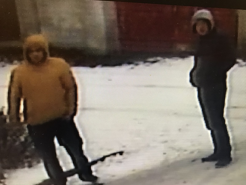 Włamali się do auta. Ukradli biżuterię, dokumenty i pieniądze. Nagroda za wskazanie sprawców 1 image3