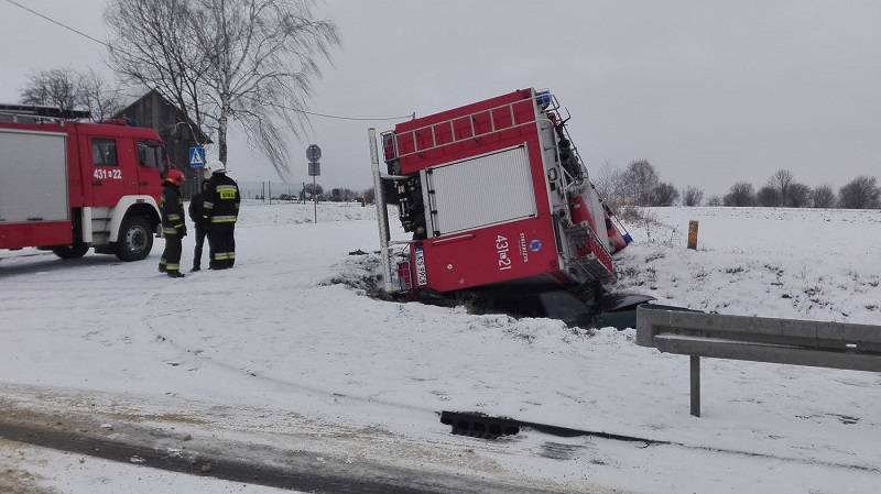 Strażacy jechali do akcji. Wóz strażacki stracił przyczepność i zmiażdżył passata 1 małochwiej duży wóz strażacki samochód 1