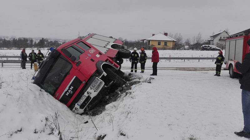 Strażacy jechali do akcji. Wóz strażacki stracił przyczepność i zmiażdżył passata 3 małochwiej duży wóz strażacki samochód 3