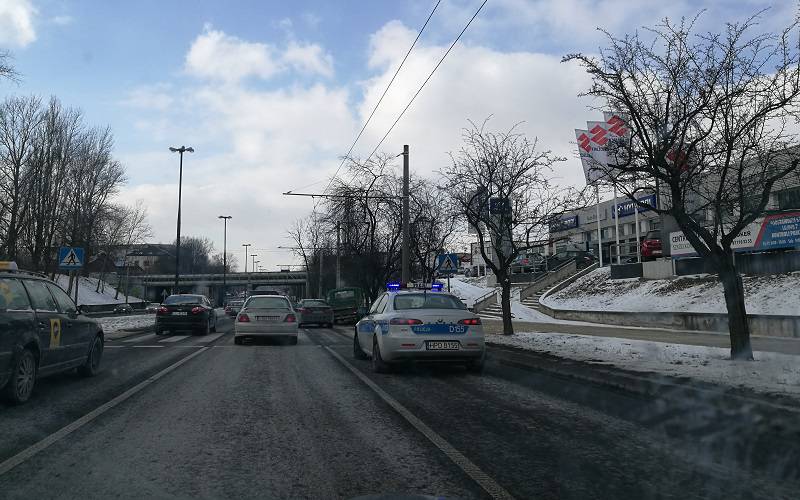 Ul. Mełgiewska: Kierująca BMW nie zauważyła stojącego na poboczu pojazdu 1 IMG 20180301 133026