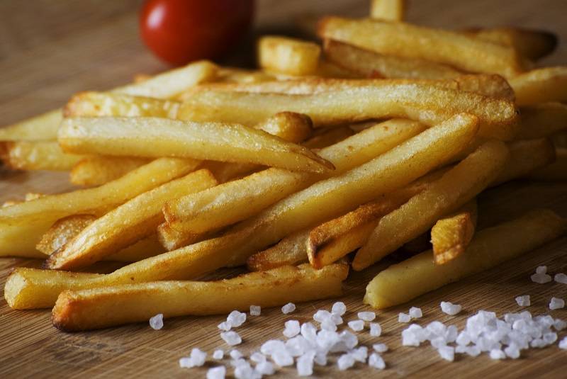 Zobacz, jak dieta wpływa na Twój słuch. Jak będziesz słyszeć na starość? 2 frytki