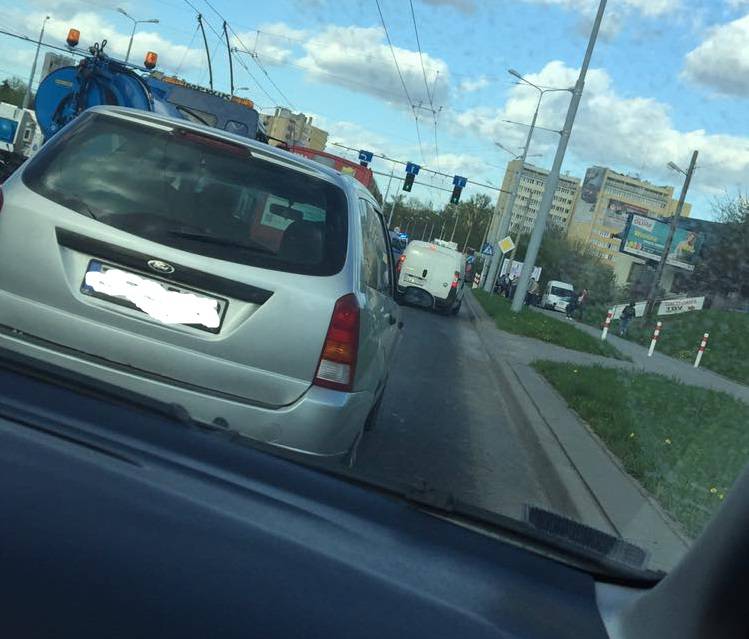 LUBLIN: Zderzenie aut na skrzyżowaniu Zana z Nadbystrzycką. Uwaga na korki 2 30549969 1817400541895960 1181372572 o
