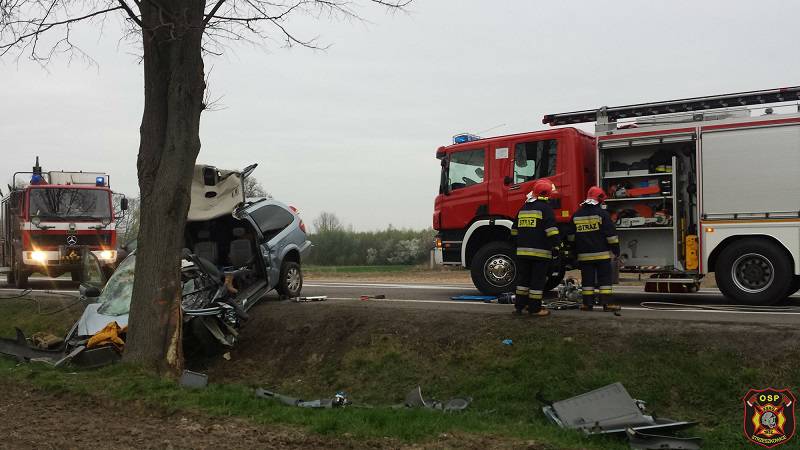 Zjechał na przeciwny pas i uderzył w drzewo. Strażacy wycinali kierowcę z auta 1 30730071 937645533078473 1237914088441380864 o