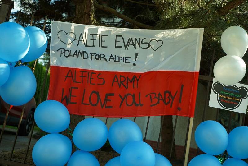 Alfie Evans: Protest w obronie dwulatka pod brytyjskim konsulatem w Lublinie 3 31265602 10215113993624454 7614894049924743168 o