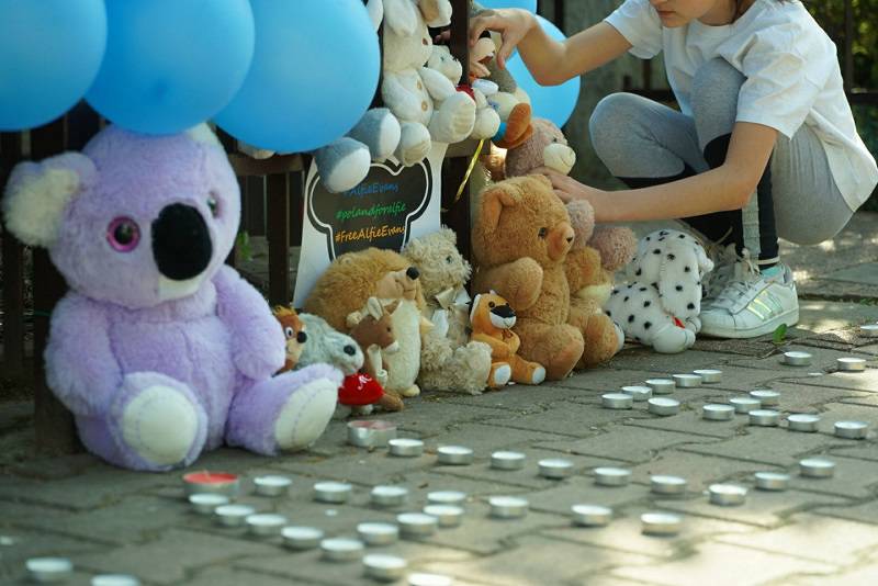 Alfie Evans: Protest w obronie dwulatka pod brytyjskim konsulatem w Lublinie 5 31292644 10215113994944487 5321363363328950272 o
