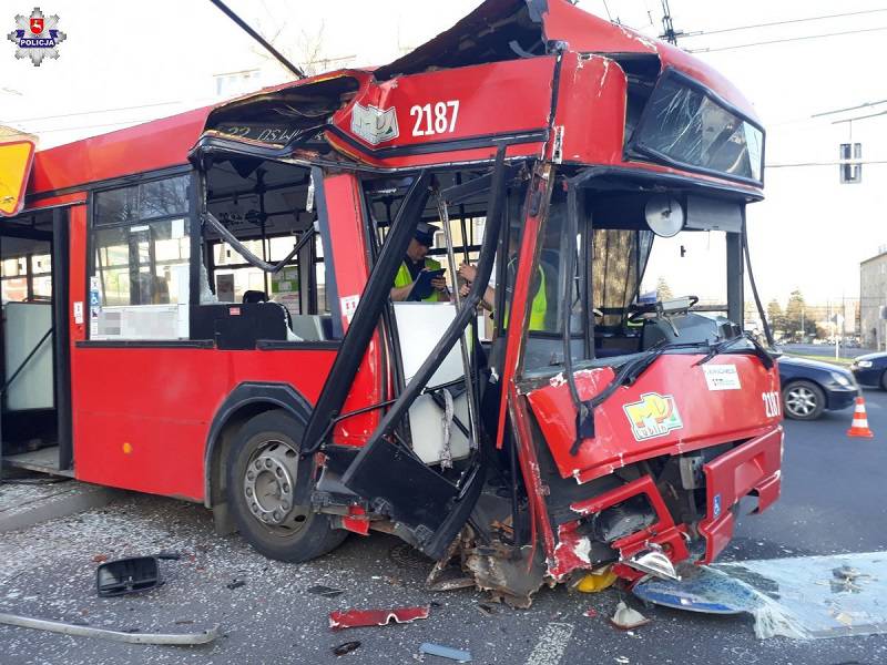 Wypadek na ul. Narutowicza: Autobusem wjechała w słup. Śledztwo prokuratury 1 68 124409