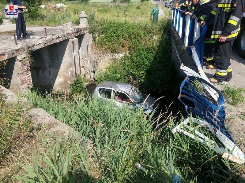 Kierowca seicento nie zapanował nad autem. Przebił barierki i wpadł do rzeki 1 68 127853