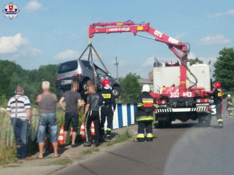 Kierowca seicento nie zapanował nad autem. Przebił barierki i wpadł do rzeki 2 68 127854