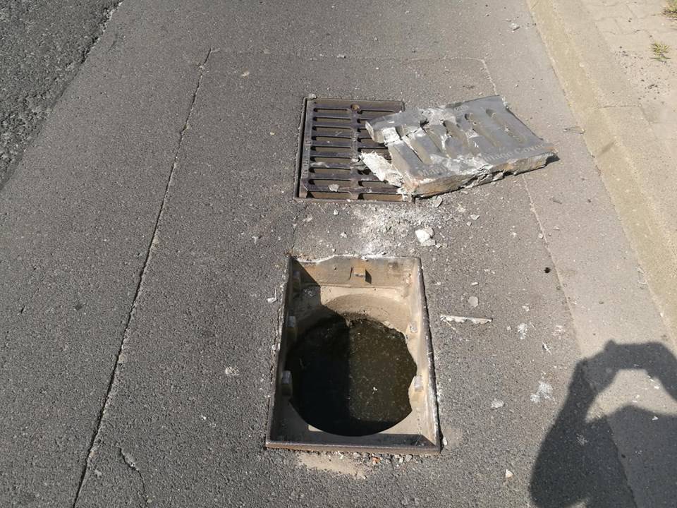 Uszkodzona pokrywa studzienki na ulicy. Po 1,5 h od zgłoszenia nikt nie przyjechał 3 38072114 1047592495393544 3943179237887836160 n