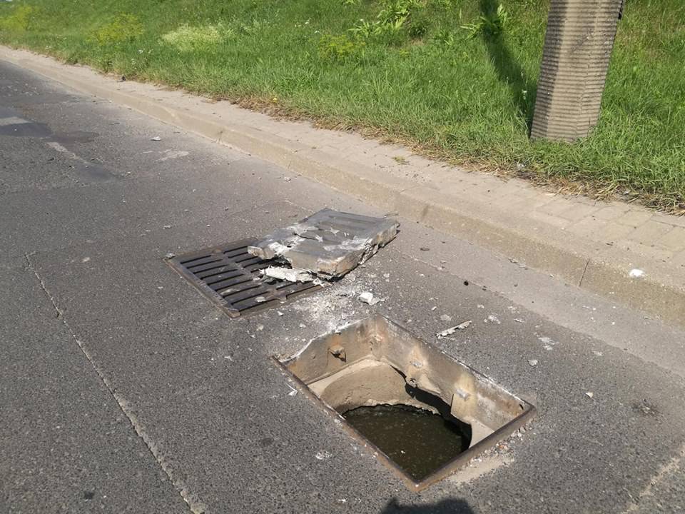 Uszkodzona pokrywa studzienki na ulicy. Po 1,5 h od zgłoszenia nikt nie przyjechał 1 38139400 1047592485393545 5610976461251936256 n