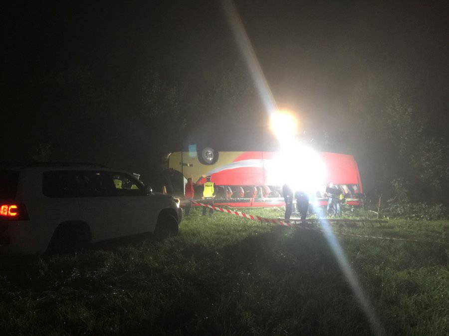 Z KRAJU: Tragiczny wypadek na Podkarpaciu. Dachowanie autokaru, nie żyją trzy osoby 2 303 168238