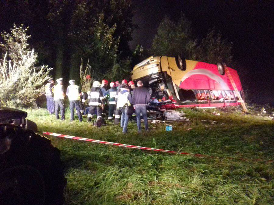 Z KRAJU: Tragiczny wypadek na Podkarpaciu. Dachowanie autokaru, nie żyją trzy osoby 1 303 168241