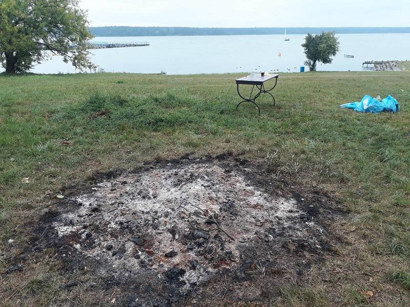 Ukradli meble sprzed siedziby Yacht Clubu. Po zakończonej imprezie je podpalili 3 40139628 10156104912812098 7061657160748367872 o