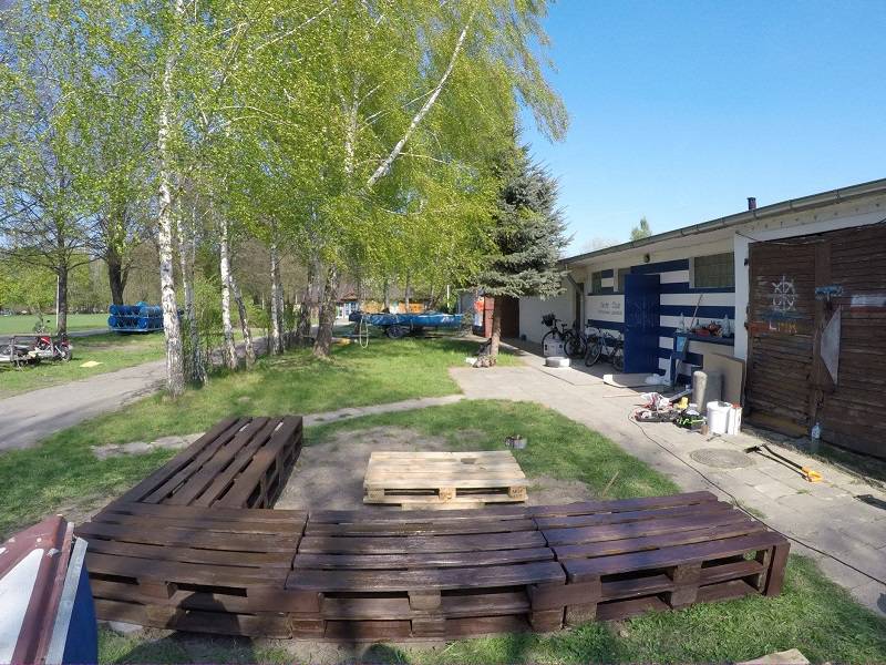 Ukradli meble sprzed siedziby Yacht Clubu. Po zakończonej imprezie je podpalili 1 40219616 10156104913227098 5789611108939595776 o