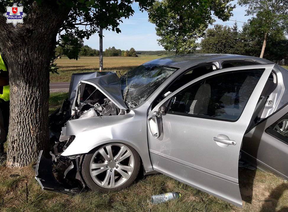 Zjechał na przeciwny pas i uderzył w drzewo. Pasażer zginął na miejscu 1 68 132774