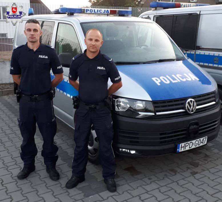 Chciał popełnić samobójstwo. Wiszącego na sznurze mężczyznę zauważyli policjanci przez okno 1 68 134023
