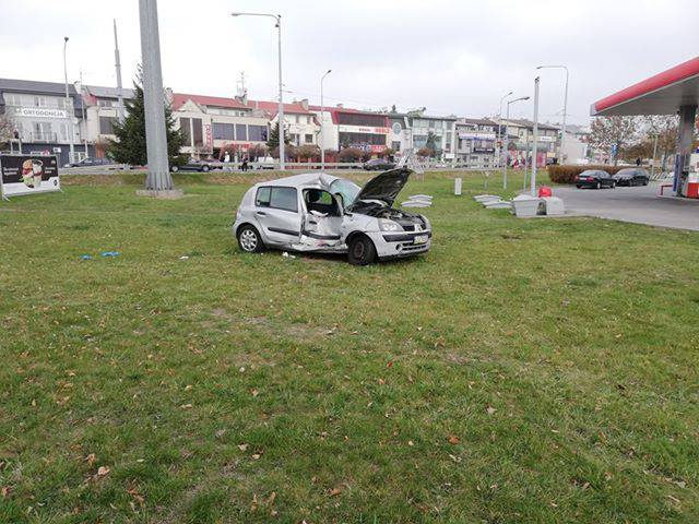 Zderzenie dwóch aut na skrzyżowaniu. Jeden z kierowców przejechał na czerwonym 2 44368297 172510573656853 9035235074672427008 n