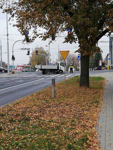 Zderzenie dwóch aut na skrzyżowaniu. Jeden z kierowców przejechał na czerwonym 3 44399645 283883982455169 7088046242973876224 n