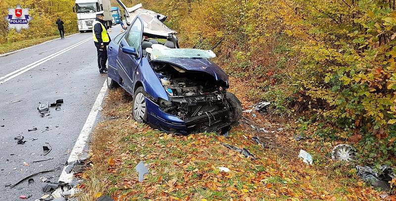 Seat zderzył się z busem, którym jechała drużyna piłkarska. Nie żyje młody kierowca 2 68 136584