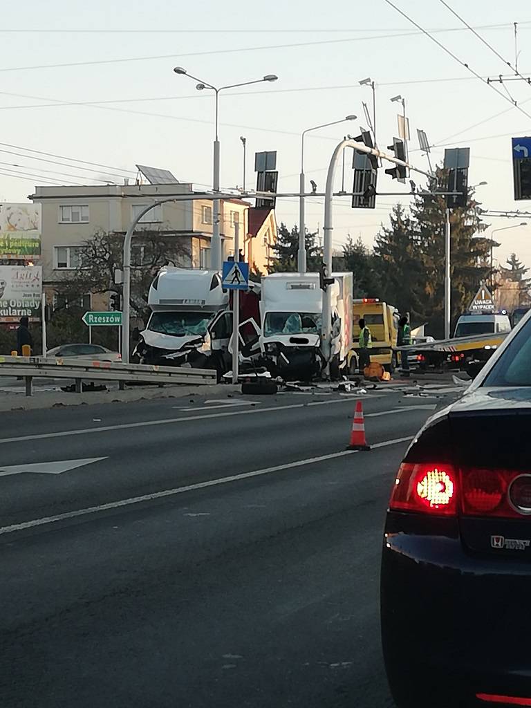 Wypadek na skrzyżowaniu al. Kraśnickiej z ul. Bohaterów Monte Cassino 1 45610252 501095127071519 6718985909456338944 n