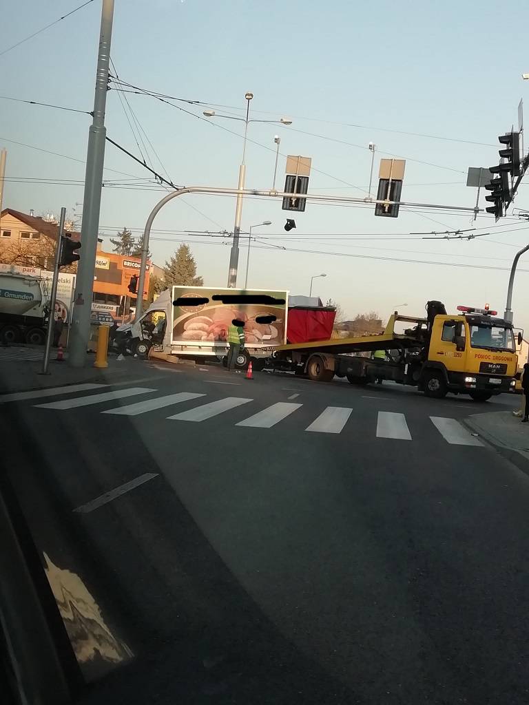 Wypadek na skrzyżowaniu al. Kraśnickiej z ul. Bohaterów Monte Cassino 3 45616976 321458921774479 3408535309380485120 n
