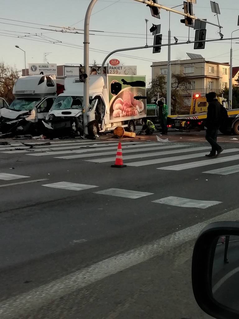 Wypadek na skrzyżowaniu al. Kraśnickiej z ul. Bohaterów Monte Cassino 2 45654801 501309607034622 1418386827512905728 n
