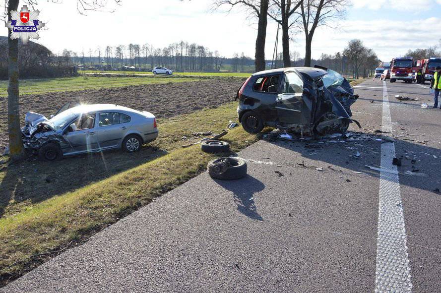 Wypadek w Rogoźnica Kolonia. Czołowe zderzenie fiata i skody 1 68 138495
