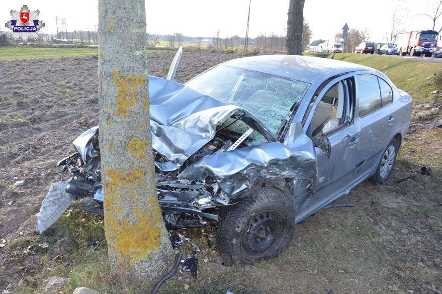 Wypadek w Rogoźnica Kolonia. Czołowe zderzenie fiata i skody 2 68 138497
