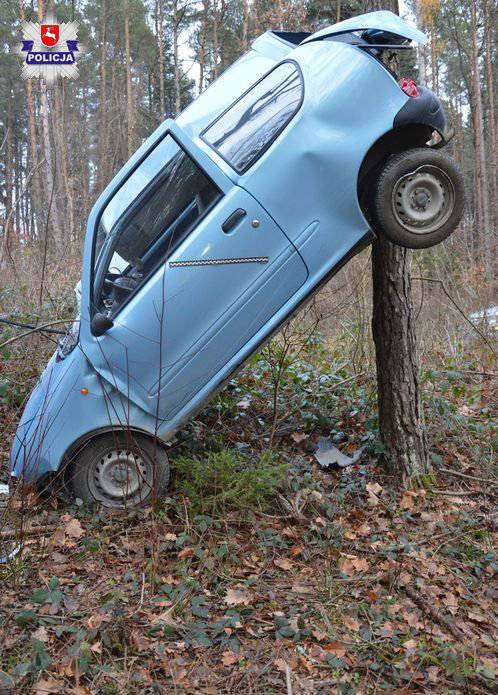 Fiat wypadł z drogi i zawisł na drzewie. Za kierownicą 86-letnia kobieta 2 68 138844