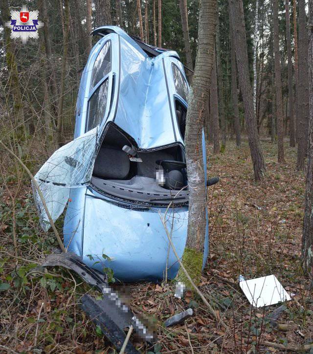 Fiat wypadł z drogi i zawisł na drzewie. Za kierownicą 86-letnia kobieta 1 68 138845