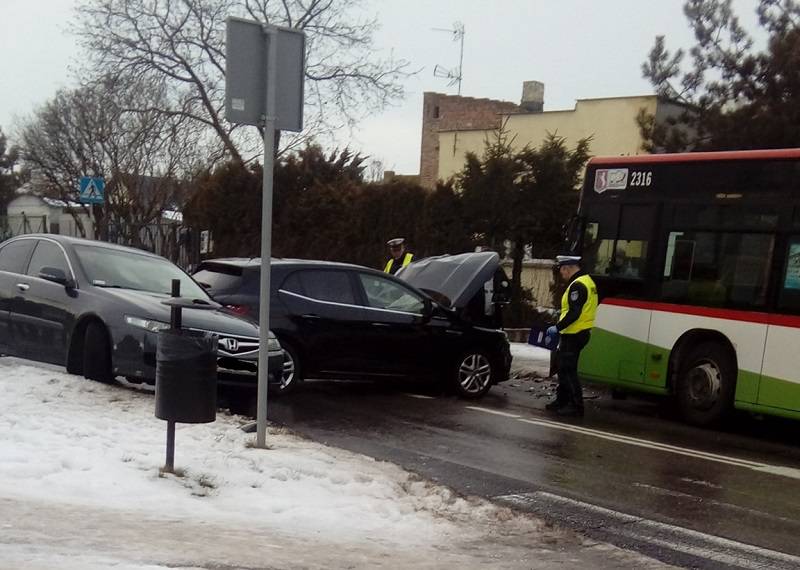 Lublin: Zderzenie dwóch osobówek i autobusu MPK Lublin. Utrudnienia w ruchu 1 50807002 1875747635884608 6355886148732059648 o