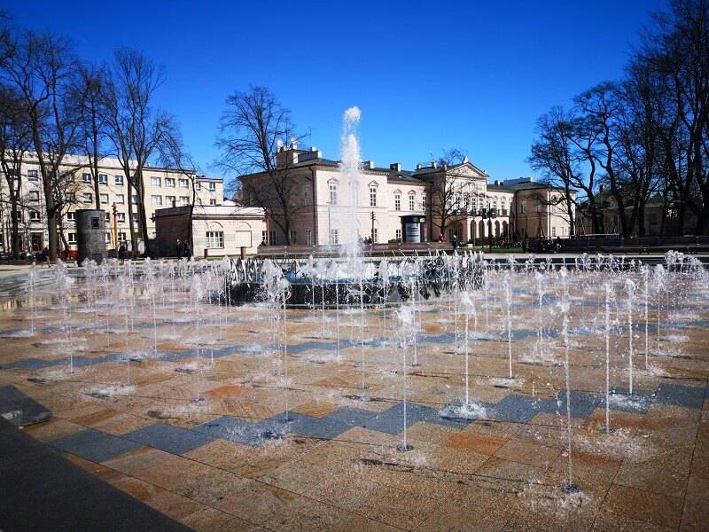 Fontanny na pl. Litewskim już tryskają wodą 1 IMG 20190402 112844
