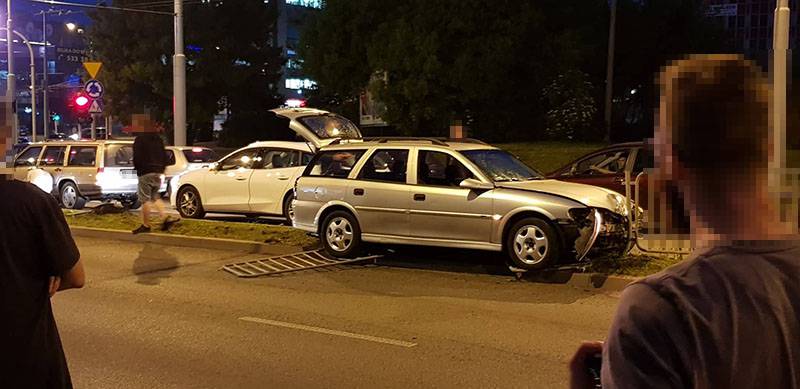 Kolizja na ul. Filaretów w Lublinie. Opel zjechał na pas zieleni i ściął barierki 1 61880724 334359880578028 3679266429695164416 n
